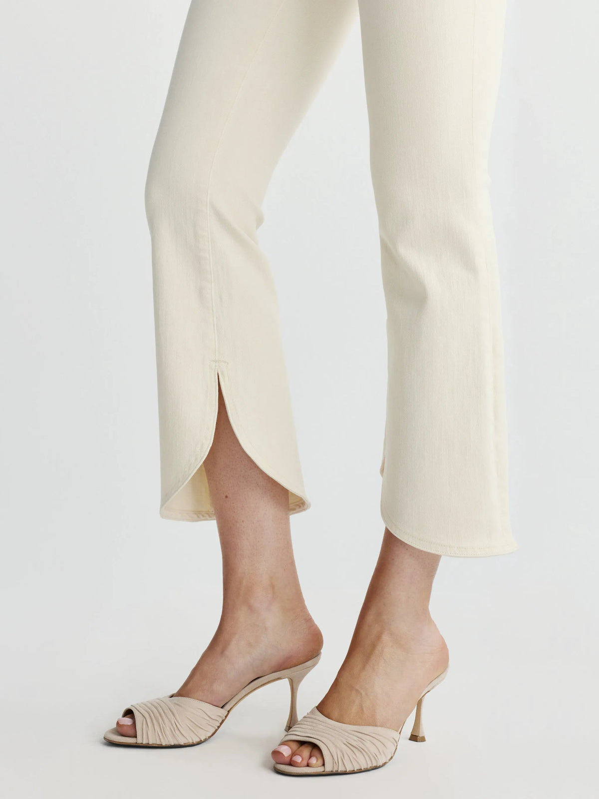 Crema Scalloped